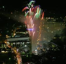 New Year S Eve Ball Drop And Fireworks Show Gatlinburg Gatlinburg Honeymoon Gatlinburg Fall