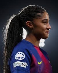 Harry Kane is within TOUCHING distance of his first ever career trophy! 🏆  Bayern Munich have a 8 point lead at the top of Bundesliga. 🔝 Bayern needs  8 more wins to