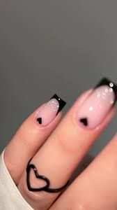 🖤 ••• #splashxo #frenchnails #blackfrenchnails #heartnails #lovenails  #flashnails #valentinesnails #glitterombrenails
