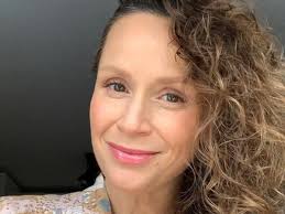 Nie dostała się do akademii teatralnej, więc rozpoczęła naukę w studium ceramicznym. Monika Mrozowska Urodzila Jej Maz Pokazal Pierwze Zdjecie Dziecka