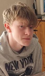 Mae Heddlu Gogledd Cymru yn bryderus ynghylch a Dante Moss Taylor, 15 oed,  sydd ar goll o ardal Caernarfon. Gwelwyd Dante ddiwethaf oddeutu 10:30yh  ddydd Mercher 10fed o Fai ger safle bysys