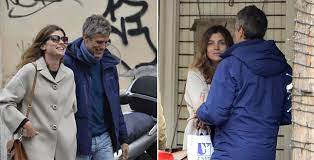 Vittoria e fabrizio sono arrivati insieme a villa medici a roma, location dei globi d'oro 2018, e hanno posato per i fotografi presenti. Vittoria Puccini E Fabrizio Lucci Toh Chi Si Rivede Guarda Sono Piu Innamorati Che Mai Gossip