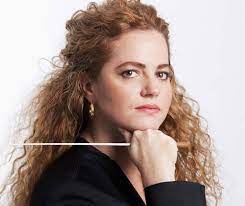 One of four children in her family, her father is a retired vatican radio journalist, and her mother is a retired. Speranza Scappucci La Phil