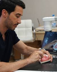 🧠 Durante la jornada presencial del Máster Expert PRO en Alineadores en  Barcelona, los alumnos realizaron una práctica guiada de colocación de  microtornillos bajo la dirección del Dr. Nacho Faus. 📍 Técnica