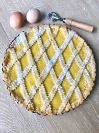La preparazione sarebbe nata nel xix secolo come derivazione di una salsa a base di rosso d'uovo zuccherata anche se, altre fonti, fanno risalire l'ideazione della ricetta alla cucina di corte dei medici. Crema Archivi Alecakes