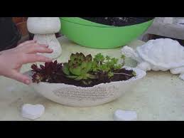 Diy Beton Pflanzschale Ganz Einfach Verzieren Mit Luftpolsterfolie Youtube Pflanzschale Diy Vase Luftpolsterfolie