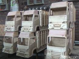 Dan beberapa di antaranya adalah pasangan suami istri yang. Di Tangan Warga Lumajang Limbah Mebel Diubah Jadi Miniatur Truk Bernilai Jutaan