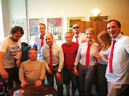 Günther oettinger oder elmar brok. Krawall Satire Auf Zeche Carl El Cheffe Martin Sonneborn Auf Agitationsreise Essen Sud