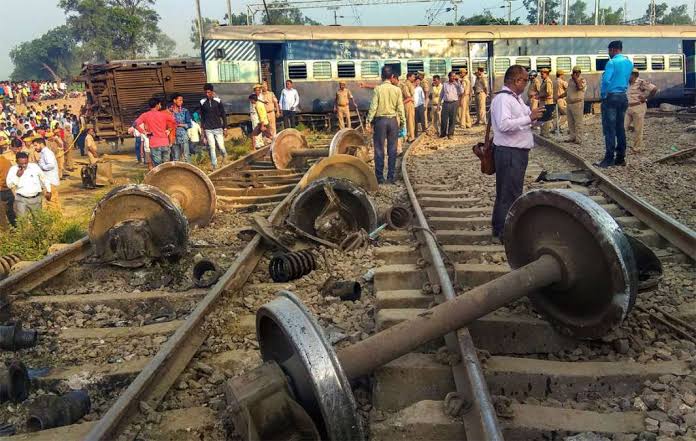 many Trains Cancelled and Diverted after New Farakka Express Derailment |  न्यू फरक्का ट्रेन दुर्घटना: यात्रियों की बढ़ी परेशानी 5 ट्रेनें रद्द और कई  रेलगाडि़यों के रूट में ...