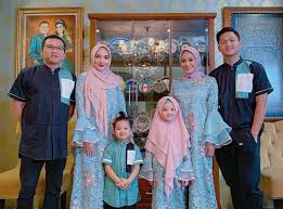 Mendapatkan popularitas sebagai penyanyi, ia terjun ke panggung politik dan menjadi dari pernikahan tersebut mereka mempunyai dua orang anak, titania aurelie nurhermansyah yang lahir tahun 1998 yang diabadikan dalam album. Kata Anang Hermansyah Soal Polemik Keluarganya Usai Dibela Azriel Karena Disudutkan Krisdayanti Pikiran Rakyat Com
