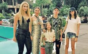 Nu mor caii când vor câinii anamaria prodan a punctat în cadrul emisiunii „teo show că va mai permite „nimănui din momentul ăsta să mai comenteze ceva sau să mai facă subiecte. Anamaria Prodan Nu Se UitÄƒ La Bani Ce Cadou De 50 000 De Euro I A Luat Lui Reghe Jr