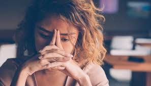 Le tremblement devient moins perceptible ou disparaît lorsque la personne déplace les muscles touchés. Paupiere Qui Tremble Les Causes Et Des Solutions Simples Astuces De Grand Mere