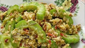 Peria dibelah dua dan hiris tebal. Peria Goreng Telur Youtube