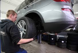 Becoming an inexperienced auto mechanic requires knowledge and a solid background. How Much Money Do Car Mechanics Make