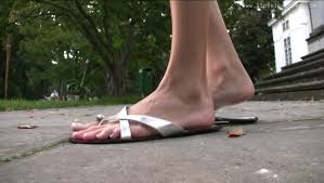 Katherina in the park [foot fetish] [long toes]