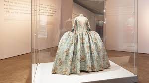 Du bist auf der suche nach dem idealen brautkleid? Ausstellung Luxus In Seide Ein Kleid Wie Ein Hellblauer Traum Archiv
