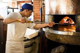 Costruzione facilitata di un forno a legna per pane e pizza utilizzando materiali comuni e compasso a geometria variabile autocostruito. Pizza Cotta Nel Forno A Legna Ecco Perche E Meglio