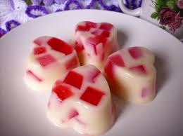 Hari ini tiba tiba teringin untuk membuat kuih yang lembab basah kerana saya memang berbuka dengan kuih kuih seperti ini sejak kecil seperti nekbat, biji nangka, sekaya telur, lompat tikam, puteri mandi yang semuanya basah dan lembab. Resipi Agar Agar Sirap Rose