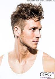 beach look mit lassigem style manner ein zusammenspiel zwischen hartem ubergang vorne und softer abstufung am hinte mens hairstyles punk hair mohawk for men