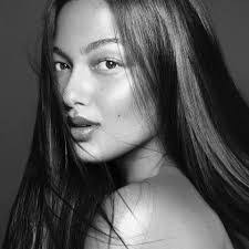 Mia Crowe's Instagram, Twitter & Facebook