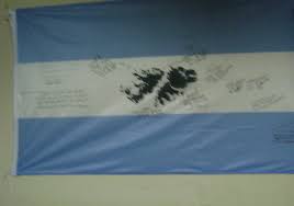 El escudo, denominado sky sabre, utiliza la tecnología del innovador programa de defensa aérea el sistema sky sabre forma parte de un paquete de renovación que alcanza los 280 millones de libras la disputa por las malvinas empezó ya en el siglo xix. Peticion Asociacion De Futbol Argentino Islas Malvinas En Escudo De Camiseta Y Leo Con Una Para Mostrar En Goles Change Org