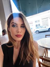 Vreo asfalt, junski rođendani, kratke kafe i haldni penušavci.🍉