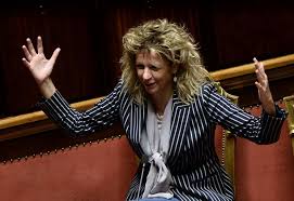 Barbara lezzi (lecce, 24 aprile 1972) è una politica italiana, dal 1º giugno 2018 al 5 settembre 2019 ministro per il sud del governo conte i. Barbara Lezzi Esce Dalla Chat Del Movimento 5 Stelle E Minaccia Le Dimissioni Politica