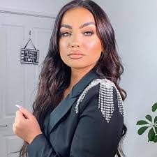 Ellie Kelly's Instagram, Twitter & Facebook