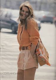 Shorts En Ville Elle France June 1990 Photographer Marc Hispard Model Elle Macpherson Color Palette Love 90er Jahre Outfit 90er Style Mode Inspiration