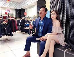 Thu nhập chính của cô đến từ công việc kinh. Hot Girl Láº³ng LÆ¡ Cá»§a Ä'áº¡i Gia Chan Ä'áº¥t Sáºµn Sang Ä'ong Cáº£nh Cá»Ÿi Ao