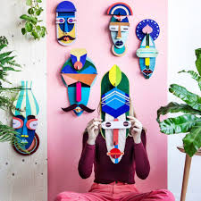Infatti, soprattutto per le case piccole, i cesti sono dei dettagli utili per l'organizzazione dei panni sporchi. Decorare Casa Con Le Maschere 10 Proposte Di Design Arscity