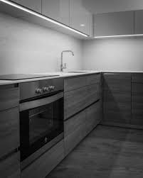Ahora ⚡envío gratis⚡ módulo bajo con dos puertas y una balda interior disponible en varias medidas y acabados. Cocina Con Muebles Bajos En Tranche Y Muebles Altos Con Puertas Color Beige Sweet Home Kitchen Kitchen Cabinets