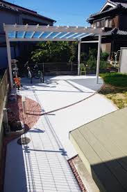建物脇を抜けたお庭に大きなサイクルポートを設置 遊び場やbbqテラスにも活用 庭 リフォーム テラス 庭