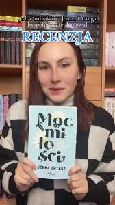 Zapraszam na recenzję debiutanckiej książki Jenny Ortegi 💙💙 [współpraca  reklamowa z @Wydawnictwo Young 💌] #nerdksiazkowy #recenzjaksiążkowa  #jennaortega #wednesday #mocmilosci #mocmiłości ...