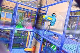 A partir del primer año de edad el niño se esfuerza por ganar independencia e influir mas sobre su entorno. El Playground Es Inmenso Es Un Laberinto De Juegos Para Ninos De Hasta 12 Anos Dentro De El Tienen Disparadores Pelotas Y Es De Varios Pisos Picture Of Super Jump Park