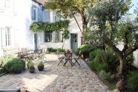 Renovation D Une Ferme A Orgeval Pres De Paris Projets Decoration Amenagement Et Renovation Bretagne Amenagement Cour Exterieur Maison Ideale Terrasse Pave