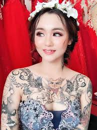 Xăm mình không phải điều gì đó xấu xa, nó vẫn được xem như một hình thức làm đẹp nhưng vì quan niệm về vẻ đẹp tự nhiên, xăm không phù hợp với phụ nữ. Chuyá»‡n Ä'áº±ng Sau Bá»©c áº£nh Thiáº¿u Ná»¯ Diá»‡n Vay CÆ°á»›i Khoe Hinh XÄƒm Doraemon Nobita Gay Tranh Cai