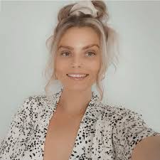 Alexandra Buck's Instagram, Twitter & Facebook