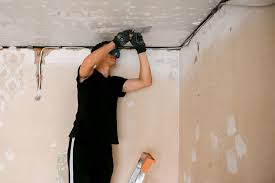 Kaufe einen test für bleifarbe im baumarkt. Decken Und Dachschragen Tapezieren So Tapezieren Die Profis