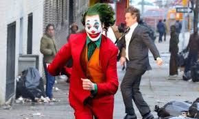 In gotham city, mentally troubled comedian arthur fleck is disregarded and mistreated by society. ÙÙŠÙ„Ù… Ø¬ÙˆÙƒØ± ÙˆØ¬Ù‡ Ù‚Ø§ØªÙ„ ØªØ­Øª Ø§Ù„Ù‚Ù†Ø§Ø¹ Ø§Ù„Ù…Ø±Ø­ Ø§Ù„Ù‚Ø¯Ø³ Ø§Ù„Ø¹Ø±Ø¨ÙŠ