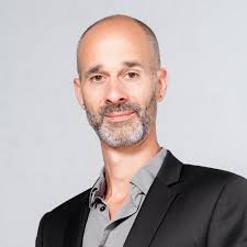 Incroyable mais vrai ! Jamel Debbouze a filmé un poisson géant sorti de la  Seine, en plein cœur de Paris.