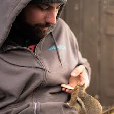 What controls power to the 30a fuse for fuel pump?