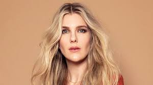 Lily Robb's Instagram, Twitter & Facebook