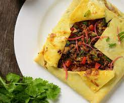 2.tambahkan bawang bombai, telur, margarin, garam, lada, dan pala, aduk rata, bagi menjadi 8 bagian, bentuk bulat pipih. Resepi Telur Bungkus Daging Cincang Pawtaste Com