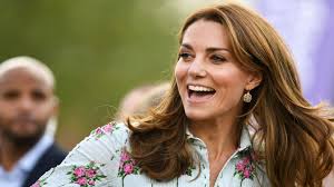 Embed from getty images drugą stylizacją księżnej, która bardzo pozytywnie zapadła mi w pamięci jest ta ze ślubu przyjaciół, na który kate, william i harry polecieli do szwajcarii. Modowa Wpadka Ksieznej Kate Tej Stylizacji Szczegolnie Zaluje Nie Powinnam Tego Nosic