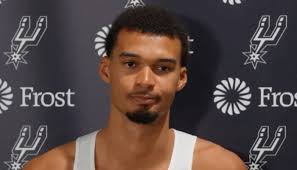 Tout fier, un ami proche de Conor McGregor s'affiche avec la fille d'une  star NBA !