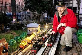 Sie ist 30 meter lang ! Dresden Mitten In Striesen Er Hat Seinen Eigenen Bahnhof Im Garten Tag24