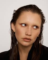 Lily Guthrie's Instagram, Twitter & Facebook