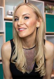 Stephanie Hirst's Instagram, Twitter & Facebook