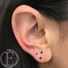 Besuchen Sie Unseren Standort In Long Beach Und Lassen Sie Sich Von Dee Downsize Galena U Earings Piercings Cool Ear Piercings Ear Jewelry